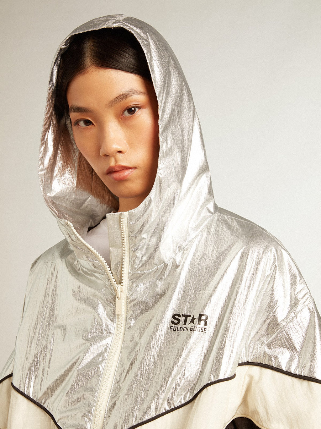 Women's windcheater in silver and black technical fabric